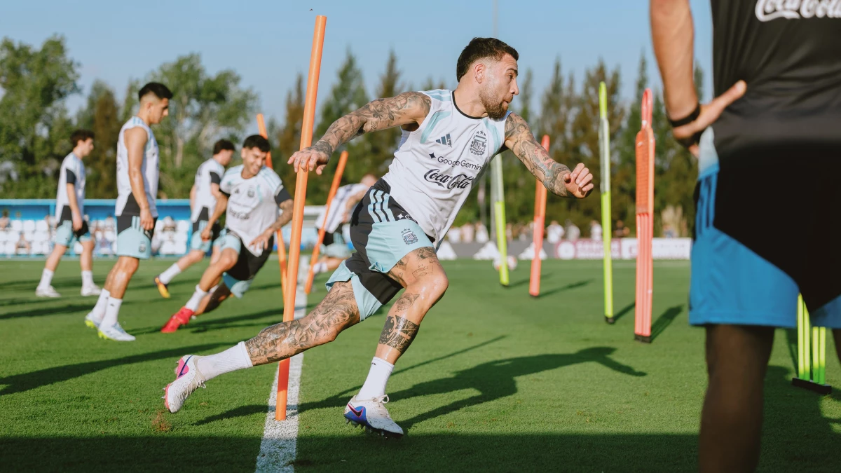 Foto: Nicolás Otamendi en su última práctica en Argentina con el seleccionado nacional.
