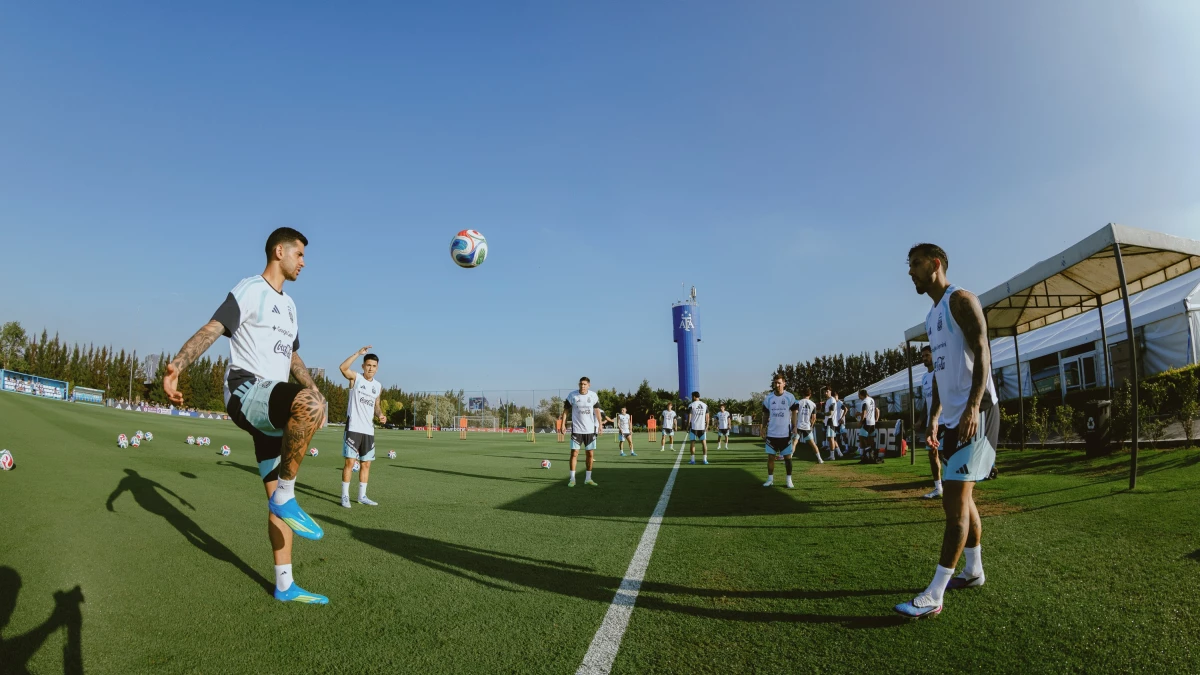 Foto: “Cuti” Romero y Paredes en un distendido fútbol-voley.