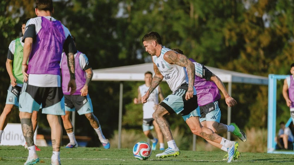 Foto: Rodrigo De Paul transitó los últimos metros de terreno en el predio de AFA antes del Mundial.