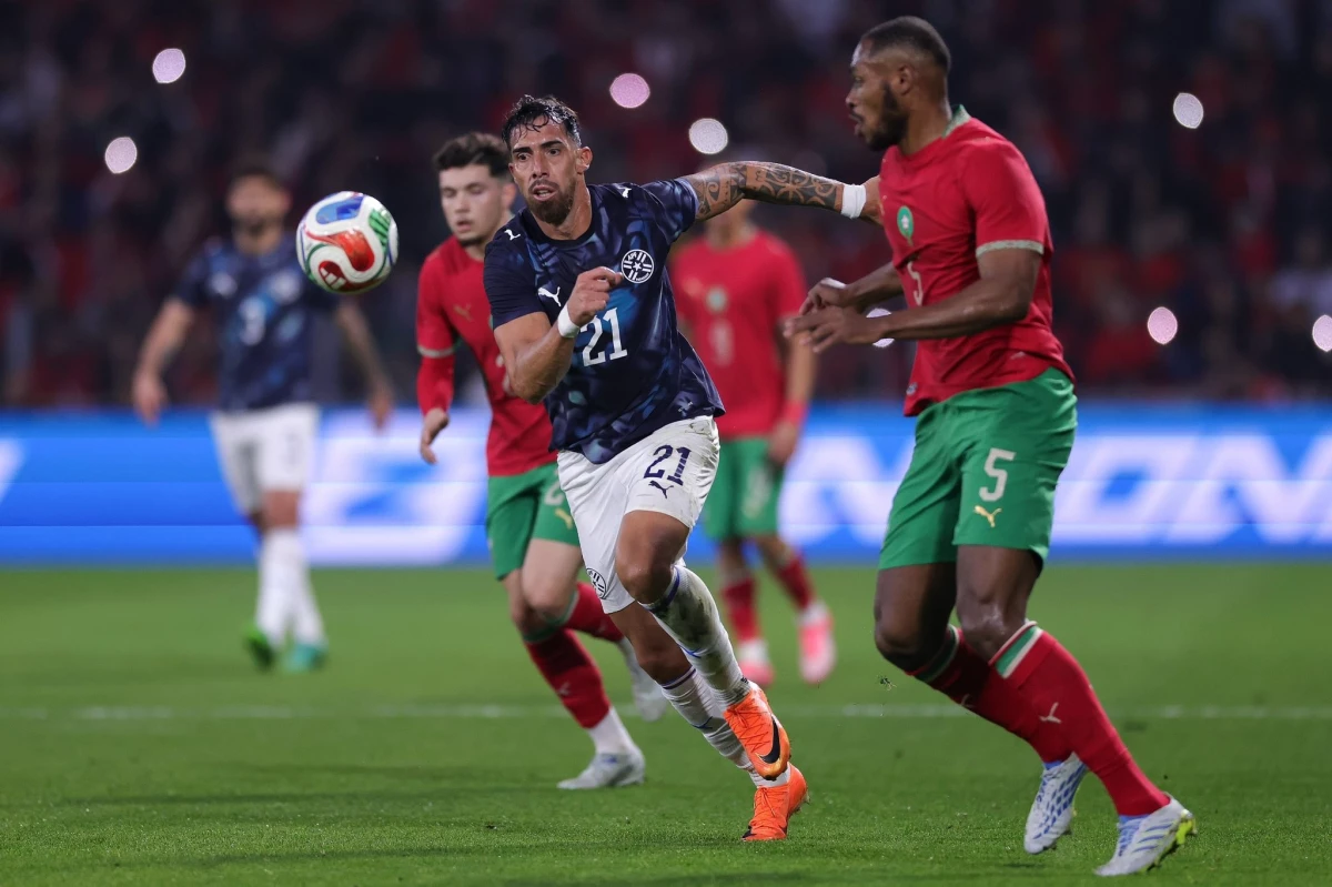 Foto:@Albirroja. El delantero de Independiente, Gabriel Avalos, no puede ante la marca rival. Paraguay perdió con Marruecos