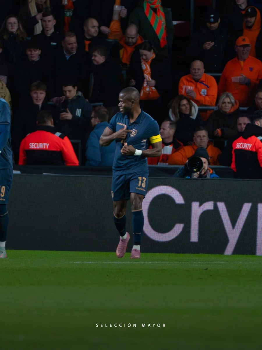 Foto:@LaTri. El delantero Enner Valencia estableció la igualdad para Ecuador con Países Bajos. Marcó su gol 49 en la Selección