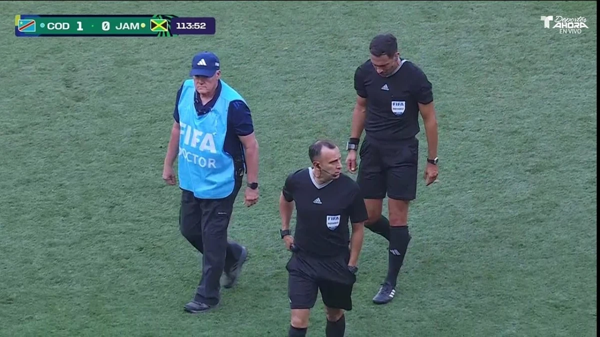 Foto:Captura TV. Facundo Tello se retira lesionado del partido RD. Congo-Jamaica, al promediar el tiempo suplementario. Lo sustituyó Darío Herrera