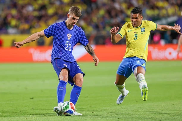 Foto:@HNS_CFF. Luka Vuskovic protege la pelota ante Casemiro. Brasil ganó 3-1 en Orlando.&nbsp;