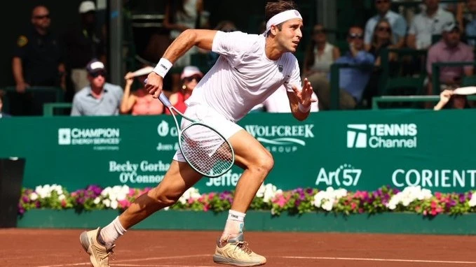 Foto: Tomás Etcheverry avanzó a los cuartos de final del ATP 250 de Houston. Foto: &nbsp;@ATPTour_ES