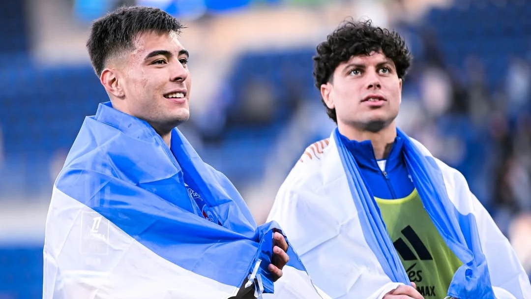 Aaron Anselmino y un compañero del Estrasburgo, luciendo banderas argentinas en apoyo a Panichelli. foto: @rcsa