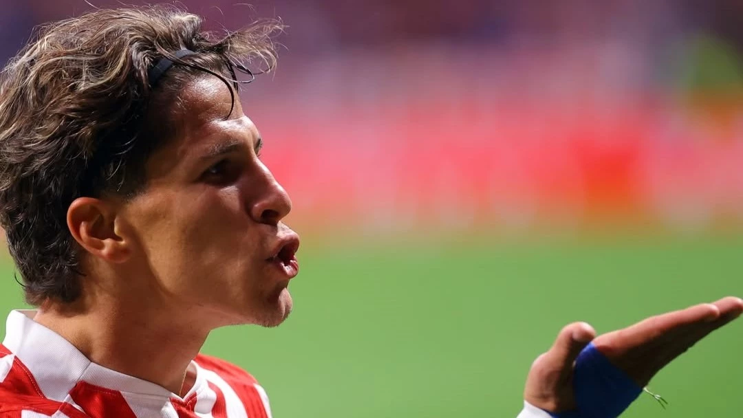 Giuliano festeja su gol tirandole besitos a la parcialidad colchonera. foto: @atleticodemadrid.