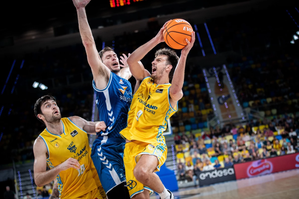 Foto:@GranCanariaCB. El santafesino Nicolás Brussino resultó lo más destacado del elenco canario, con una planilla de 18 puntos y 3 rebotes.&nbsp;