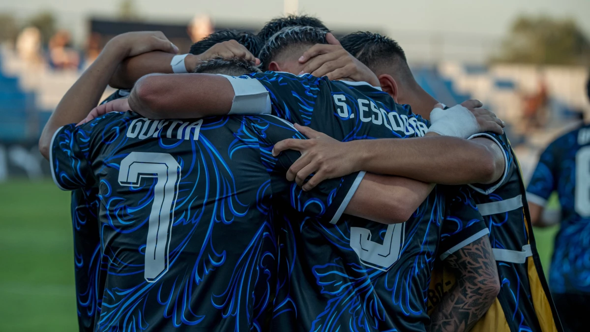 Foto:@Argentina. Los chicos argentinos se agrupan para el festejo. Arranque con goleada sobre Perú por 4-1