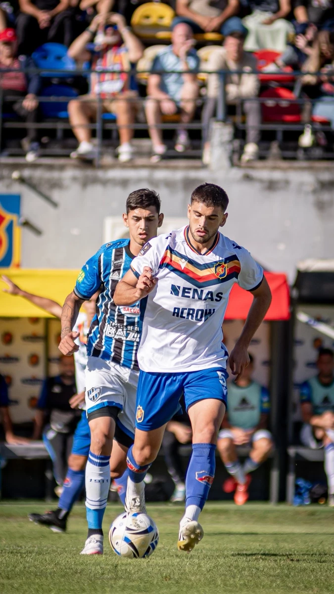 Foto:@Colegiales1908. En el tramo final del partido, Colegiales derrotó a Almagro por 1-0