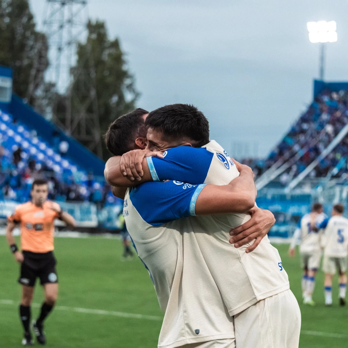 Foto:@ClubGodoyCruz. Abrazo de gol para el Tomba que le ganó por 2-0 a Acassuso