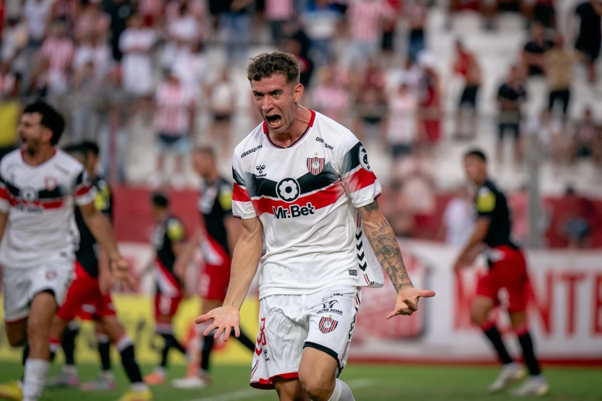 Foto:@ChacaOficial. Toda la boca de Tomás Pérez Serra se llena de gol para el festejo del empate de Chacarita en la Ciudadela