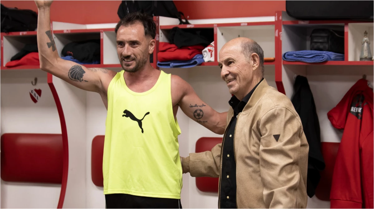 Bochini junto a Federico Mancuello en el vestuario del Rojo (Foto: X@Independiente).