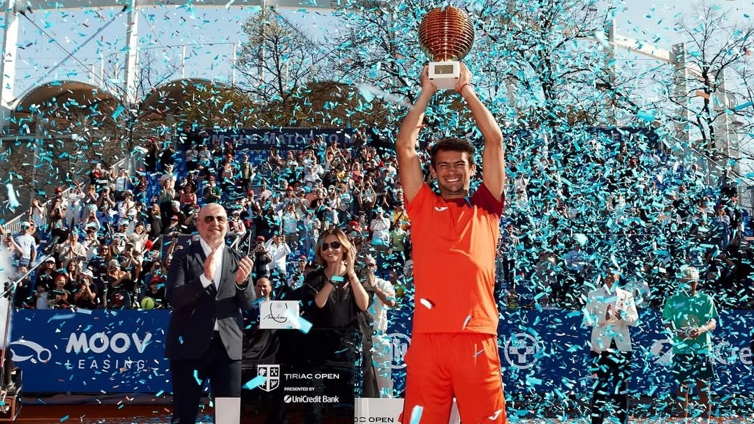 Navone y su primer trofeo ATP. Foto: @atp250tiriacopen