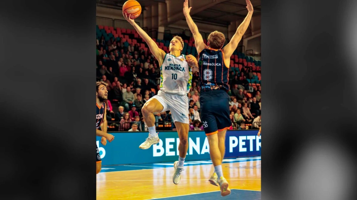 Foto:@BasquetMenorca. El argentino Zurbriggen se erigió en figura del triunfo del Basquet Menorca, por la segunda división de España