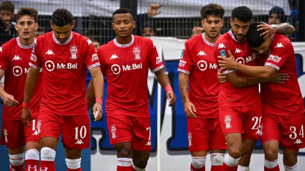 Ingnacio Campos festeja el primer gol que abrió la victoria de Huracán ante Gimnasia. Foto: &nbsp;@LigaAFA