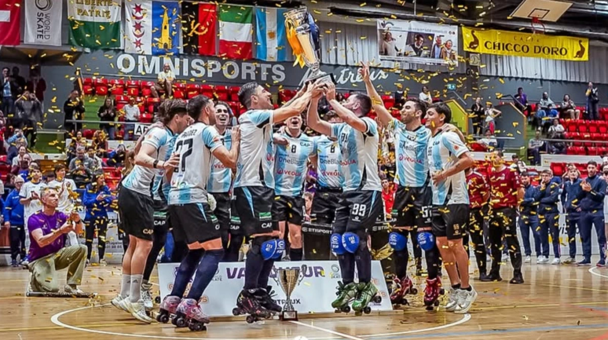 Los jugadores argentinos levantan la copa (Foto: IG @lebkuchenhausproductions)