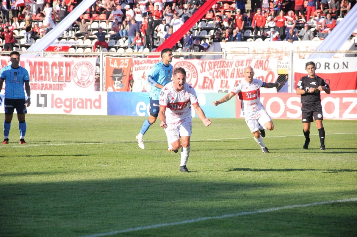 Foto:@depmoronoficial. Ya partió el remate de Olivares que le otorgó la victoria al Gallo