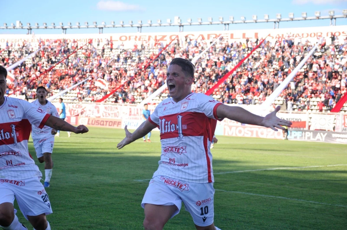 Foto:@depmoronoficial. El festejo de Juan Manuel Olivares para el triunfo de Deportivo Morón sobre San Telmo