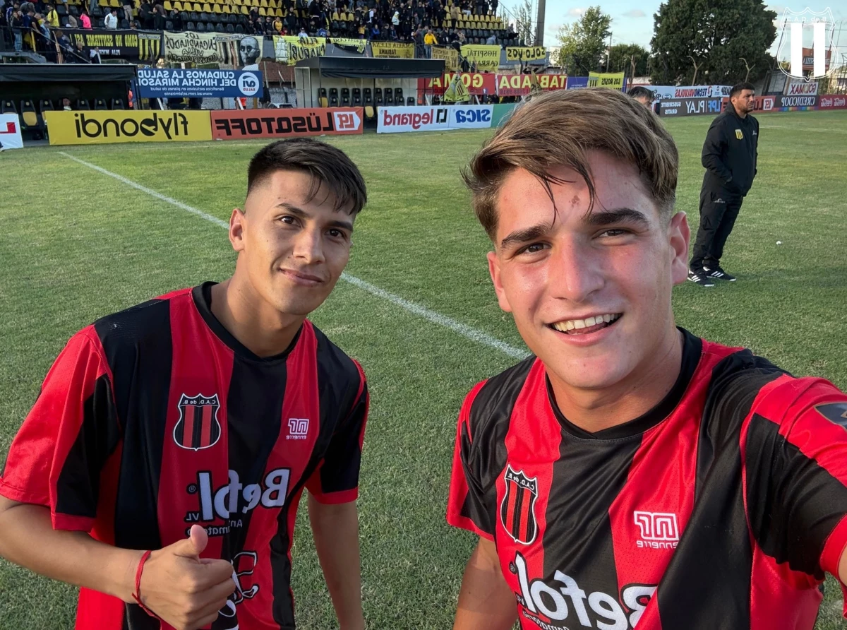 Foto:@defeweb. González y Tcherkaski, los dos goleadores de Defensores de Belgrano en Isidro Casanova