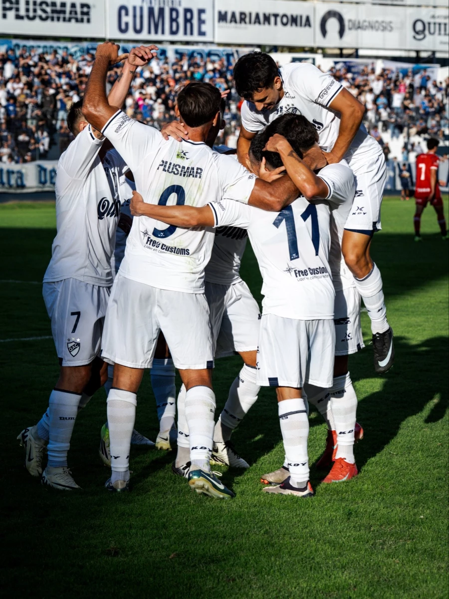 Foto:@qacoficial. Festejo de los jugadores de Quilmes por el triunfo 2-1 sobre Maipú de Mendoza