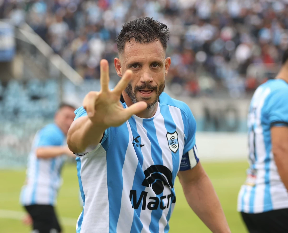 Foto:@OficialGyEJujuy. El defensor Cosaro marcó el primer tanto del Lobo jujeño