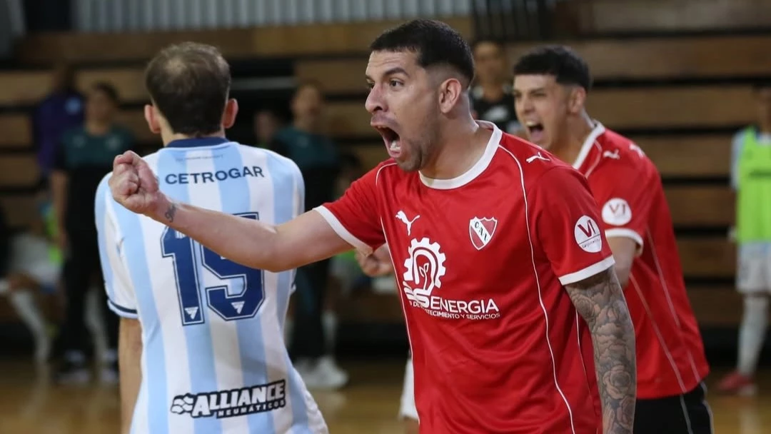 El festejo de Oscar Fernández, uno de los goleadores del Rojo. Foto: @cai40x20