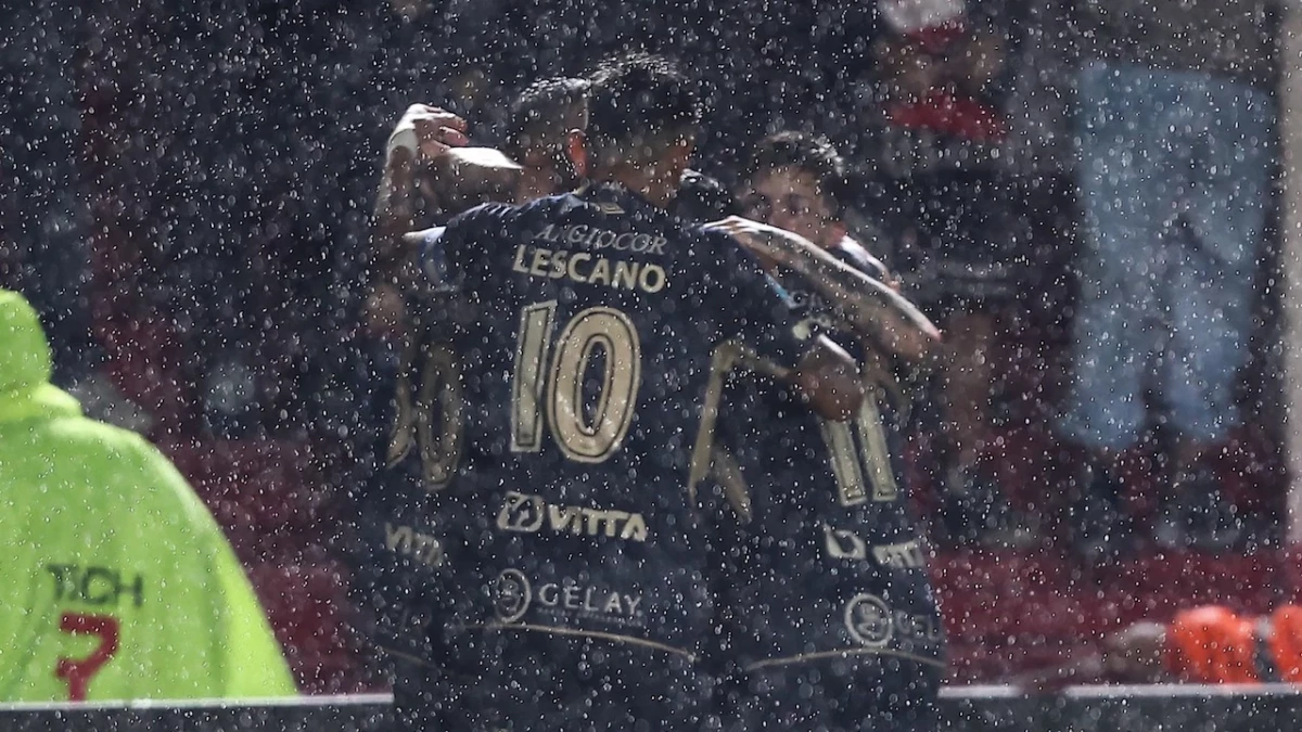 Foto: El capitán Alan Lescano es agasajado por sus compañeros bajó la lluvia tras convertir el gol de la victoria de Argentinos.