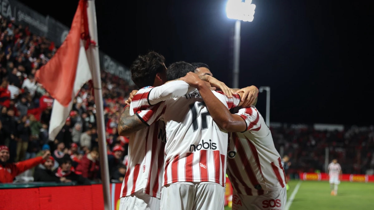 Foto:@InstitutoACC. La Gloria festeja el triunfo alcanzado ante Defensa yJusticia por 2-0