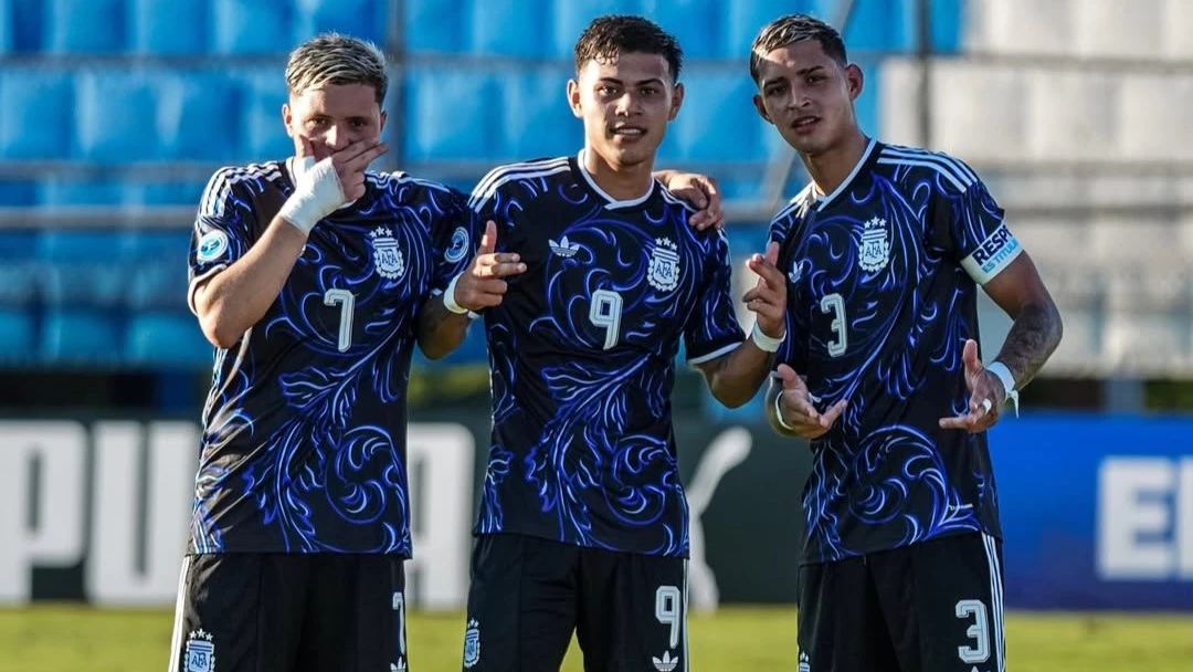 Goytia, Alcaraz y el capitán Escobar. Foto: @conmeboltorneos