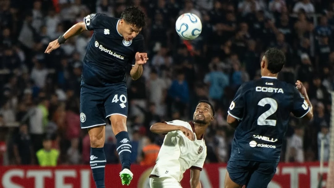 Iván Villalba salta para despejar un balón en el area mendocina. foto: @csir.oficial.