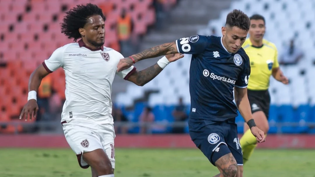 Matías Fernández se mete en el area rival. foto: @csir.oficial.