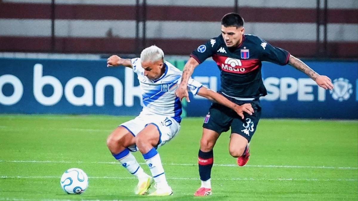 Foto: Elías Cabrera de Tigre intenta despojar del balón al argentino de Alianza Atlético, Germán Díaz.