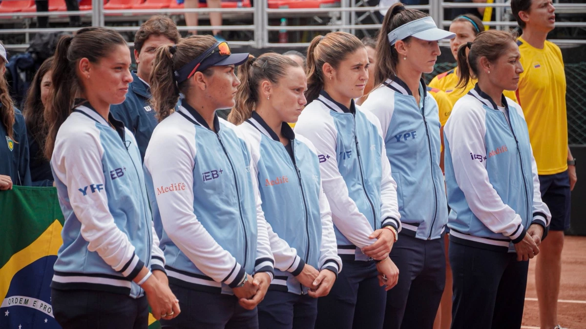 Argentina, capitaneada por Paola Suárez, se presentó con una victoria en el primer punto ante Perú en la Biliie Jean King Cup, en la ciudad colombiana de Ibagué. Foto: prensa Asociación Argentina de Tenis (AAT).