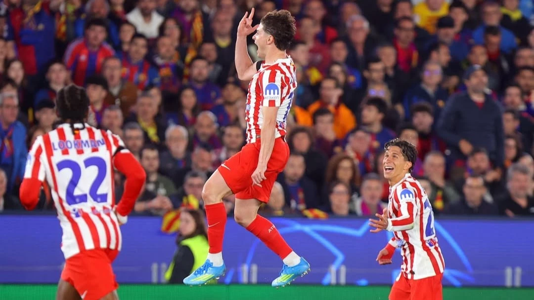 Foto: Julián Álvarez celebra su golazo de tiro libre en el Camp Nou.