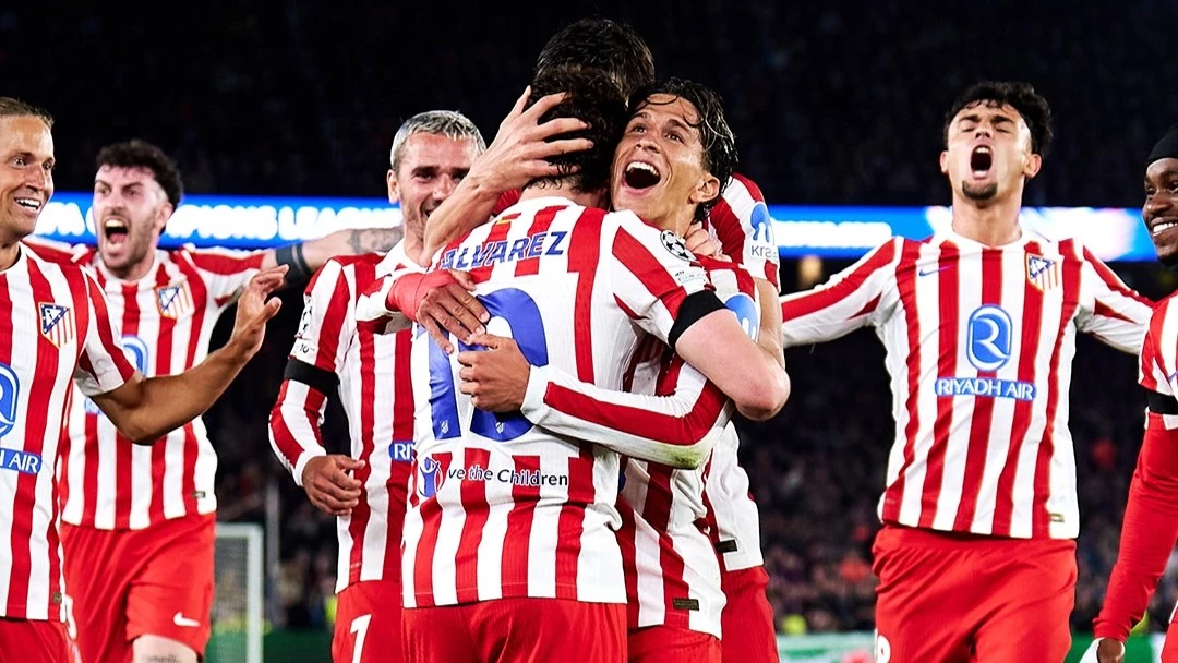 Giuliano Simeone abraza a Julián, rodeado por sus compañeros. foto: @uefa.