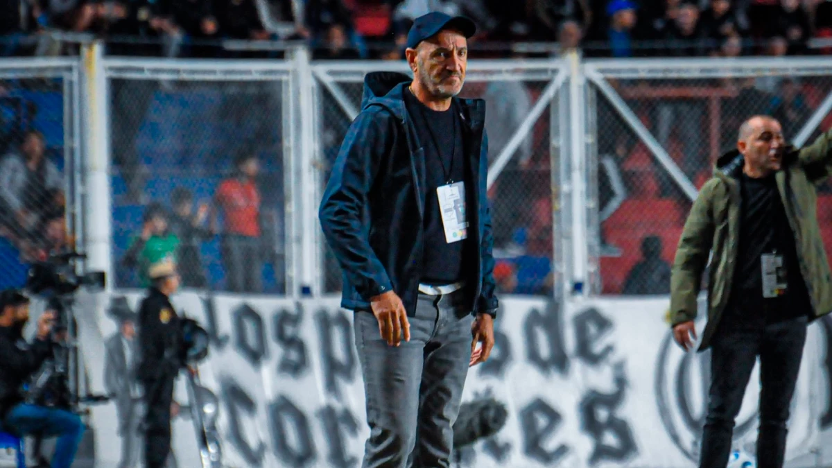 Carlos Duro, el entrenador que regresó al equipo porteño, que regresó al club | Foto: :X @PrensaRiestra