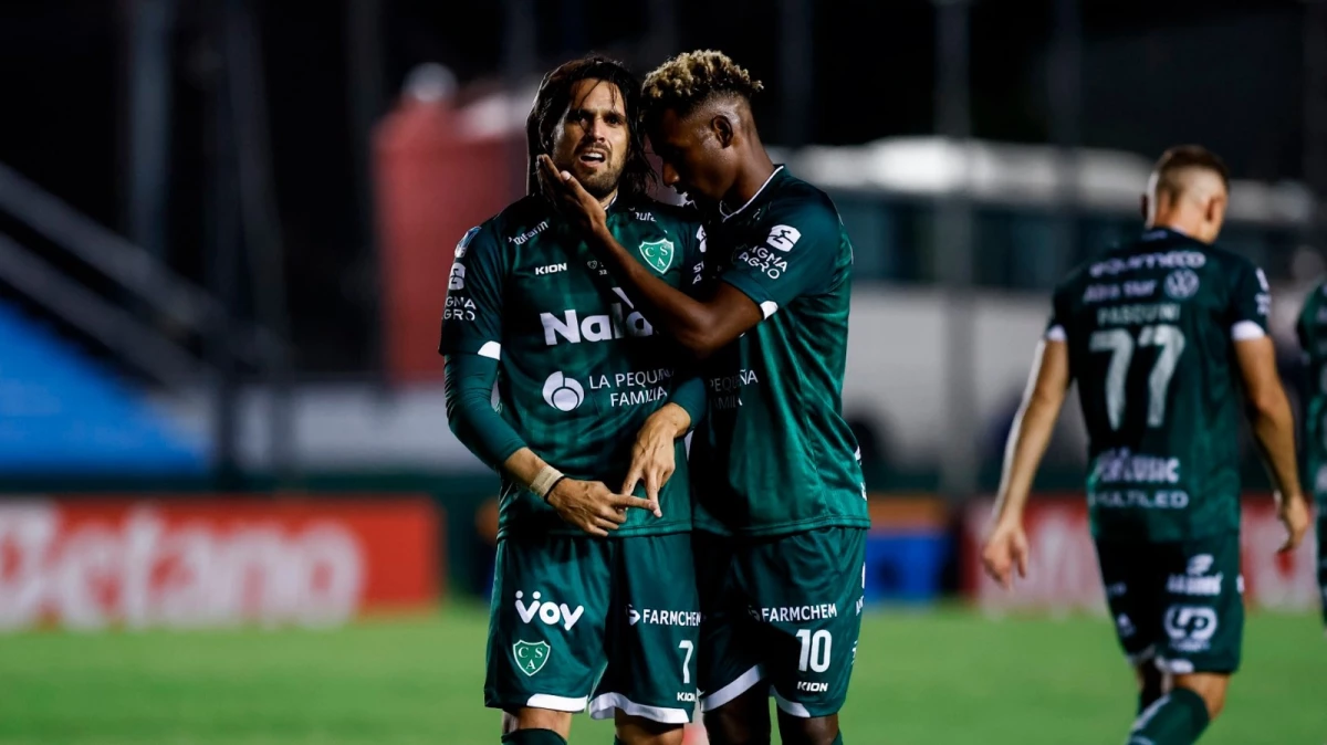 Foto:@Copa_Argentina. Pablo Magnín festeja, junto a Rentería, el gol convertido para el pasaje de Sarmiento de Junín