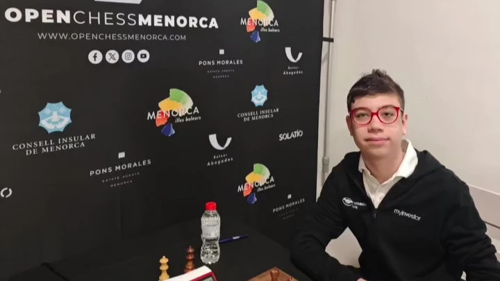 Faustino Oro se mantiene invicto en el Abierto de ajedrez de Menorca, en las Islas Baleares. (Foto: @faustioro)