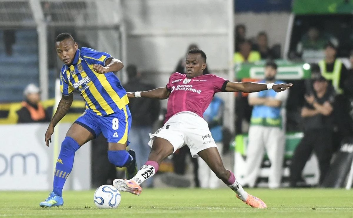 Foto: El colombiano Jaminton Campaz lucha por la pelota en uno de los pasajes del partido que tuvo a Central como dominador &nbsp;