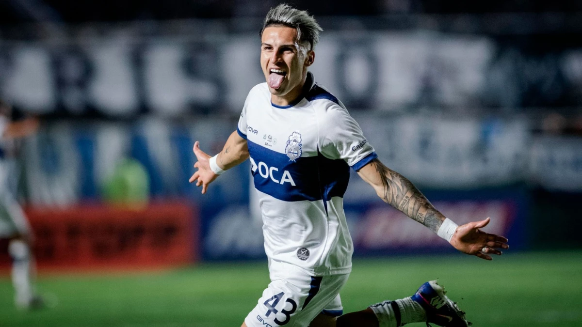 Foto: Maximiliano Zalazar celebra el tercer gol de Gimnasia que encaminó la victoria sobre Camioneros.
