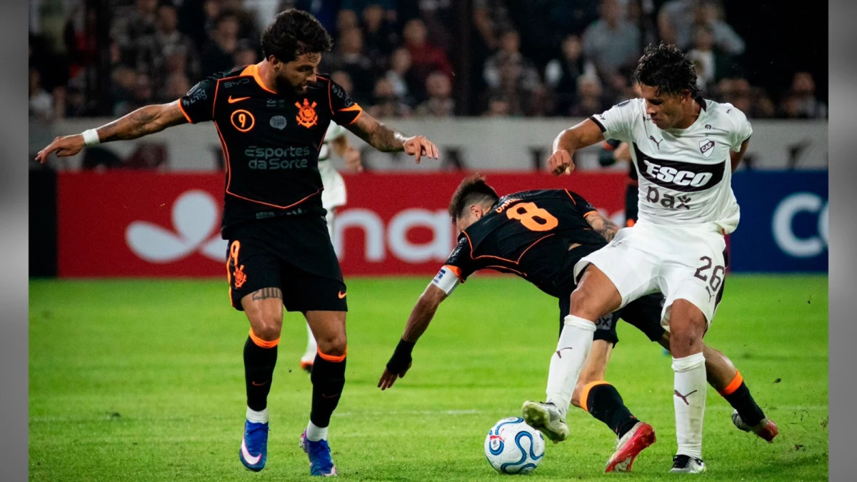 Foto: Platense no pudo en su debut internacional con Corinthians en Vicente López.