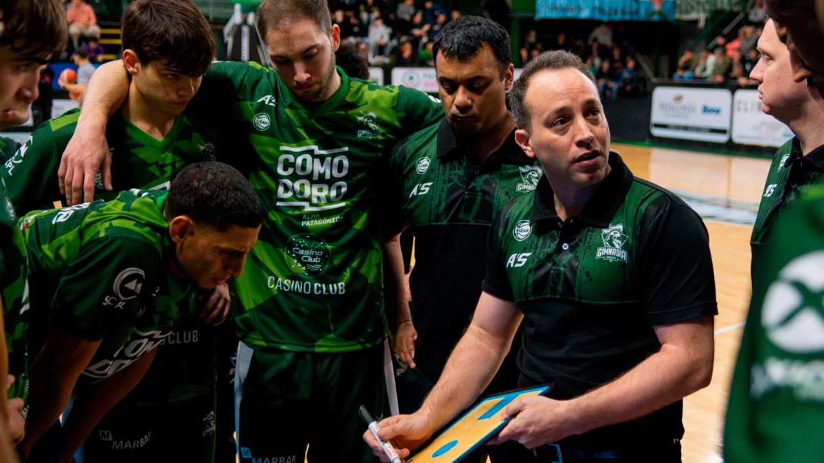 Pablo Favarel, y una imagen de liderato: dirigiendo a sus jugadores | Foto: Prensa GyECR