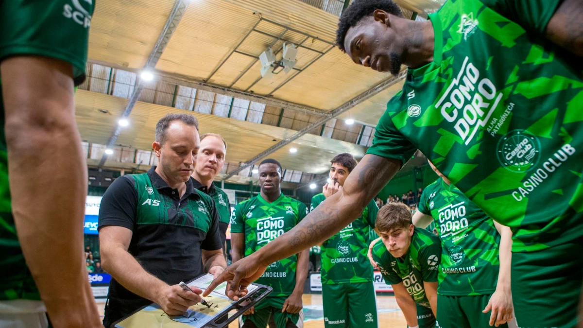 Favarel diseña la jugada ante el ecuatoriano Bryan Carabalí, pieza clave en defensa | Foto: Prensa GYECR