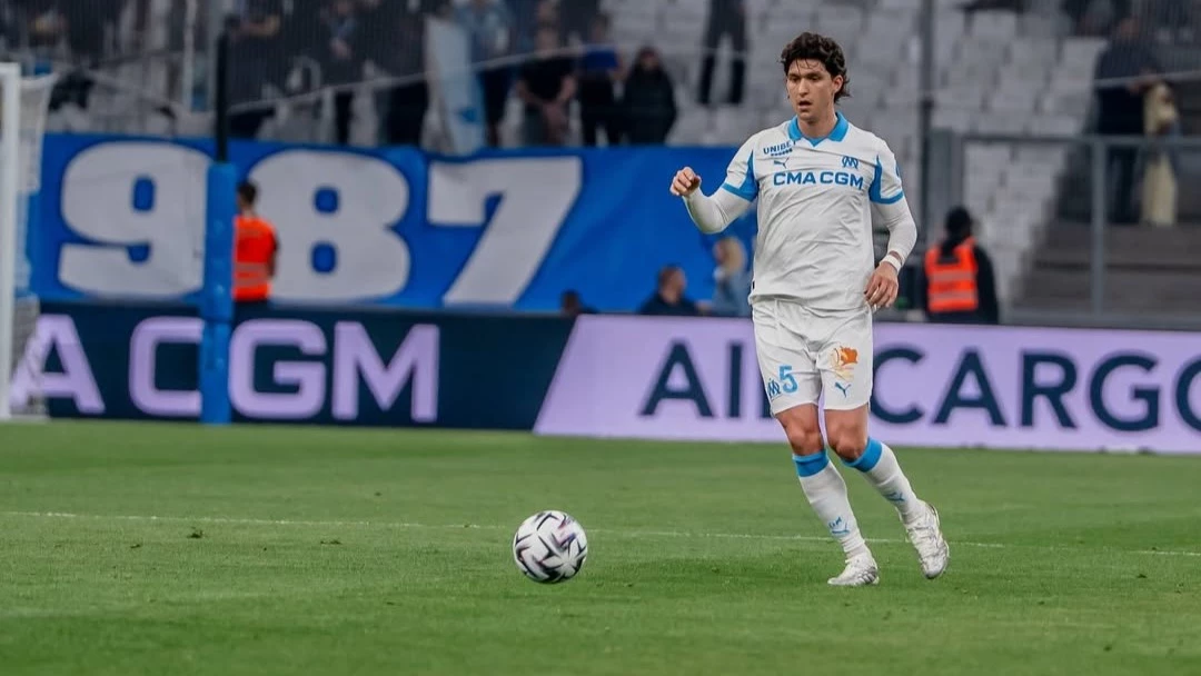 Balerdi sale con pelota dominada del fondo en la victoria del Marsella. foto: @olympiquedemarseille.&nbsp;