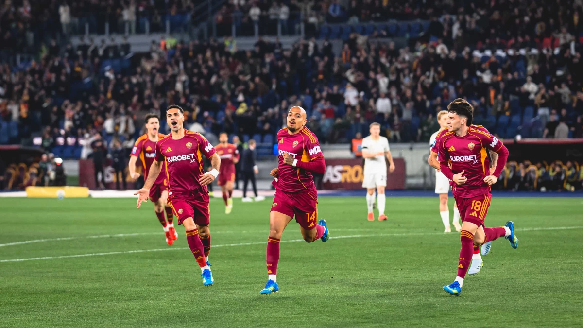Soulé corre junto al francés Donyell Malen, luego de asistirlo en un gol de Roma. @officialasroma.