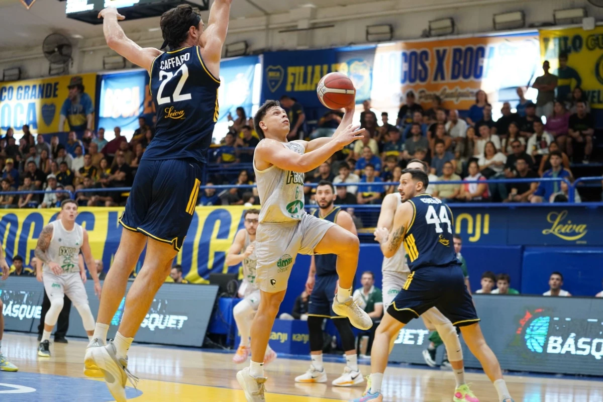 Foto:@LigaNacional. El bahiense Jano Martínez se manda al aro y convierte. Gran triunfo de Ferro en la Bombonerita
