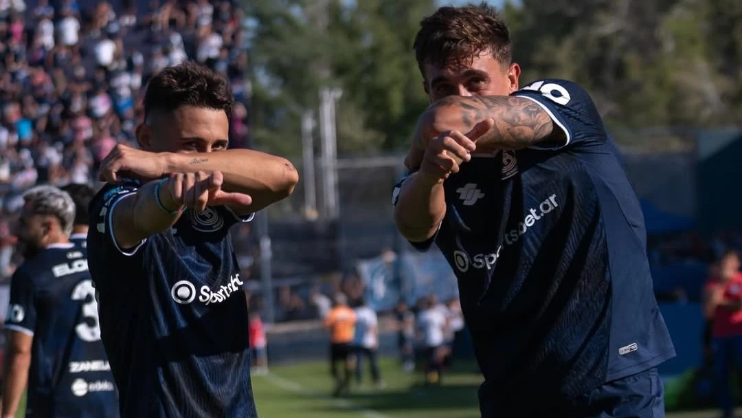 Alejo Osella festeja su tanto junto a un compañero. foto: @csir.oficial.