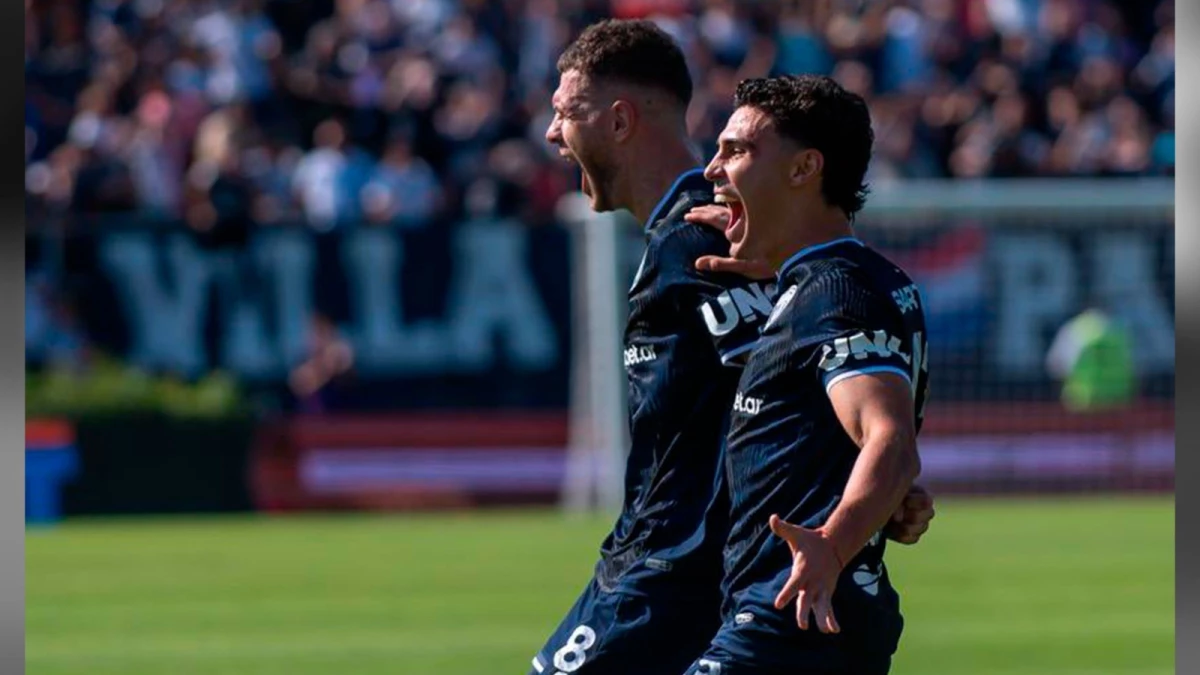 Leonel Bucca va a festejar su gol ante su hinchada. foto: @csir.oficial.