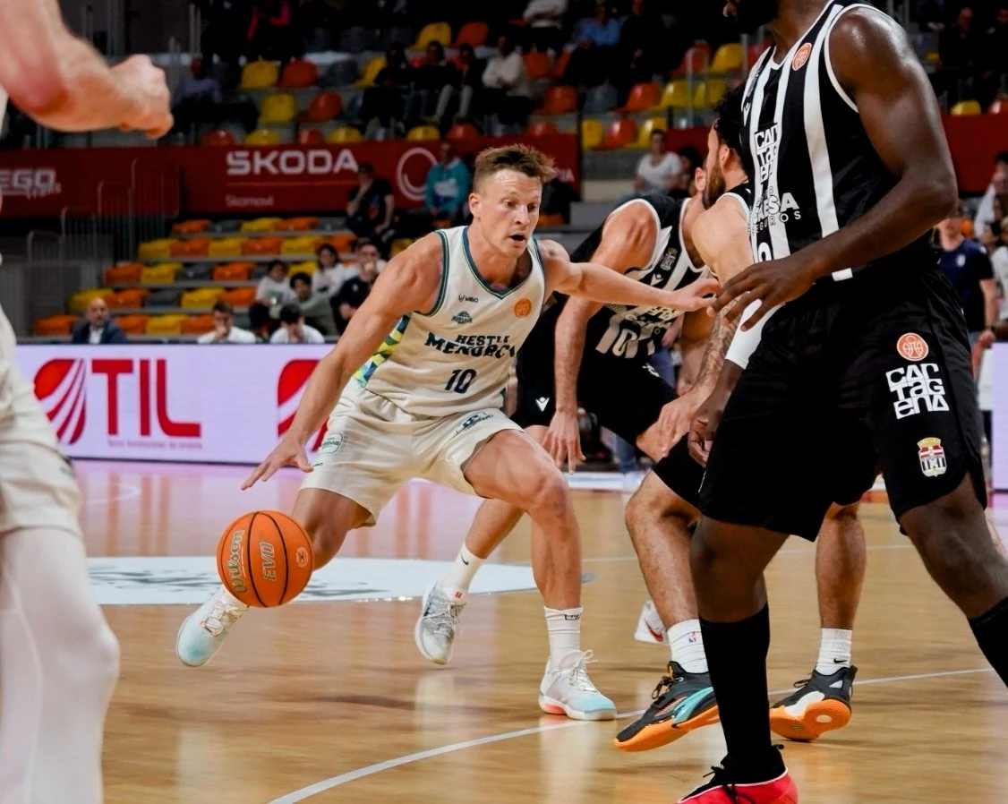 Foto:@BasquetMenorca. El argentino Zurbriggen volvió a ser clave para el triunfo del Basquet Menorca en la segunda división del básquet de España