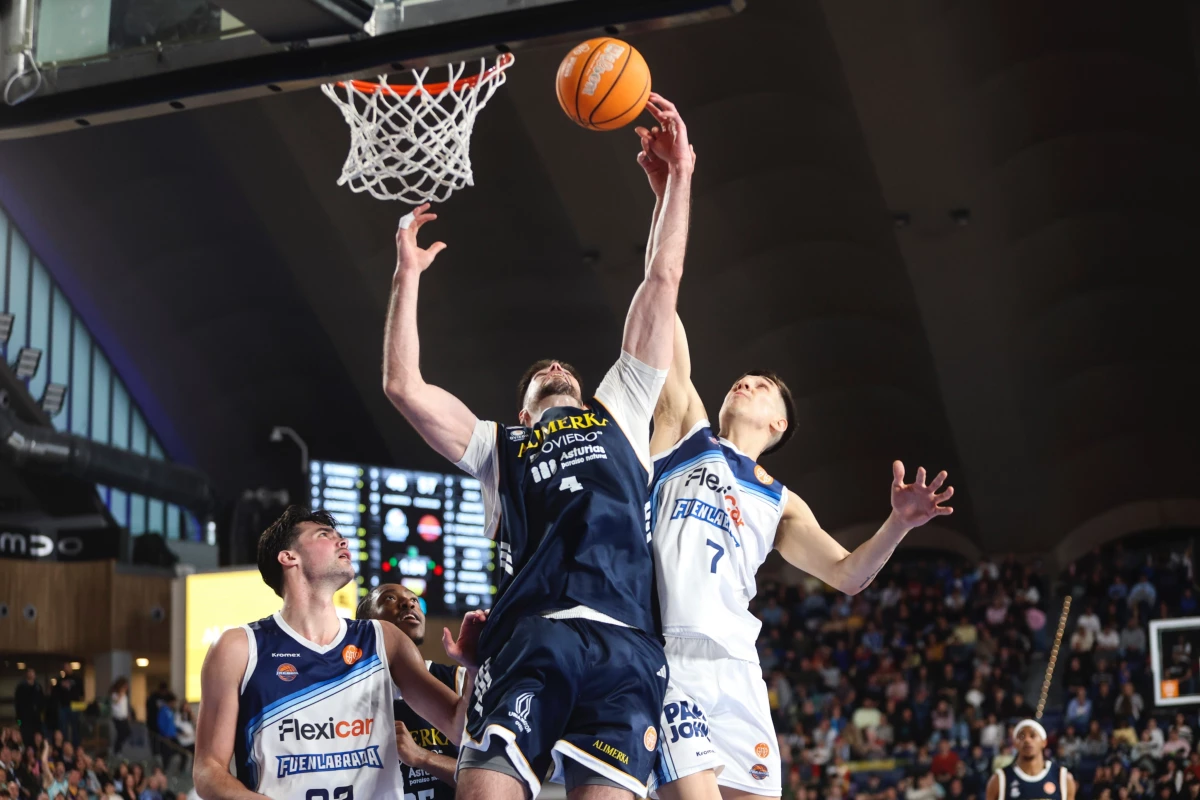 Foto:@BFuenlabrada. El bonaerense Mateo Díaz pelea arriba por la bola. El base terminó con 16 puntos en el triunfo del Fuenlabrada.&nbsp;